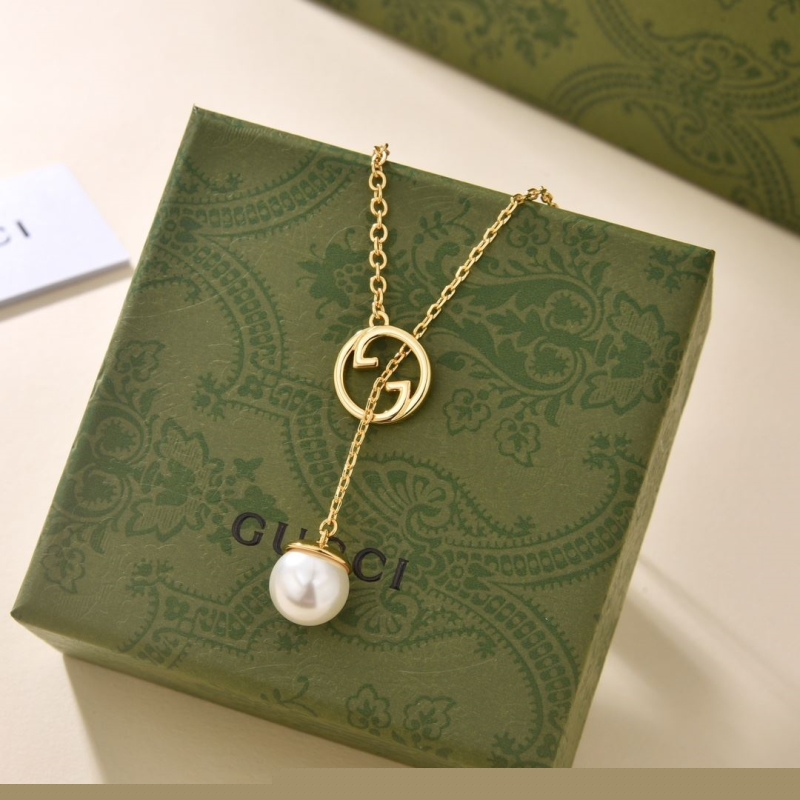 G*u*i necklaces